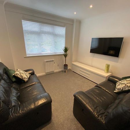 Modern 2 Bedroom Apartment, With Car Parking. Bitton Buitenkant foto