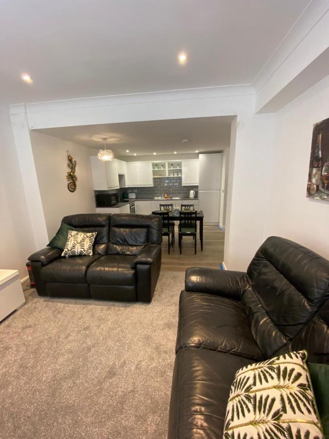 Modern 2 Bedroom Apartment, With Car Parking. Bitton Buitenkant foto