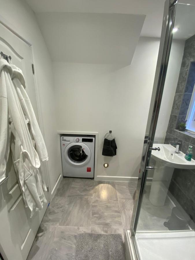 Modern 2 Bedroom Apartment, With Car Parking. Bitton Buitenkant foto