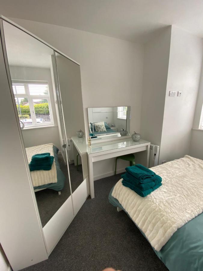 Modern 2 Bedroom Apartment, With Car Parking. Bitton Buitenkant foto