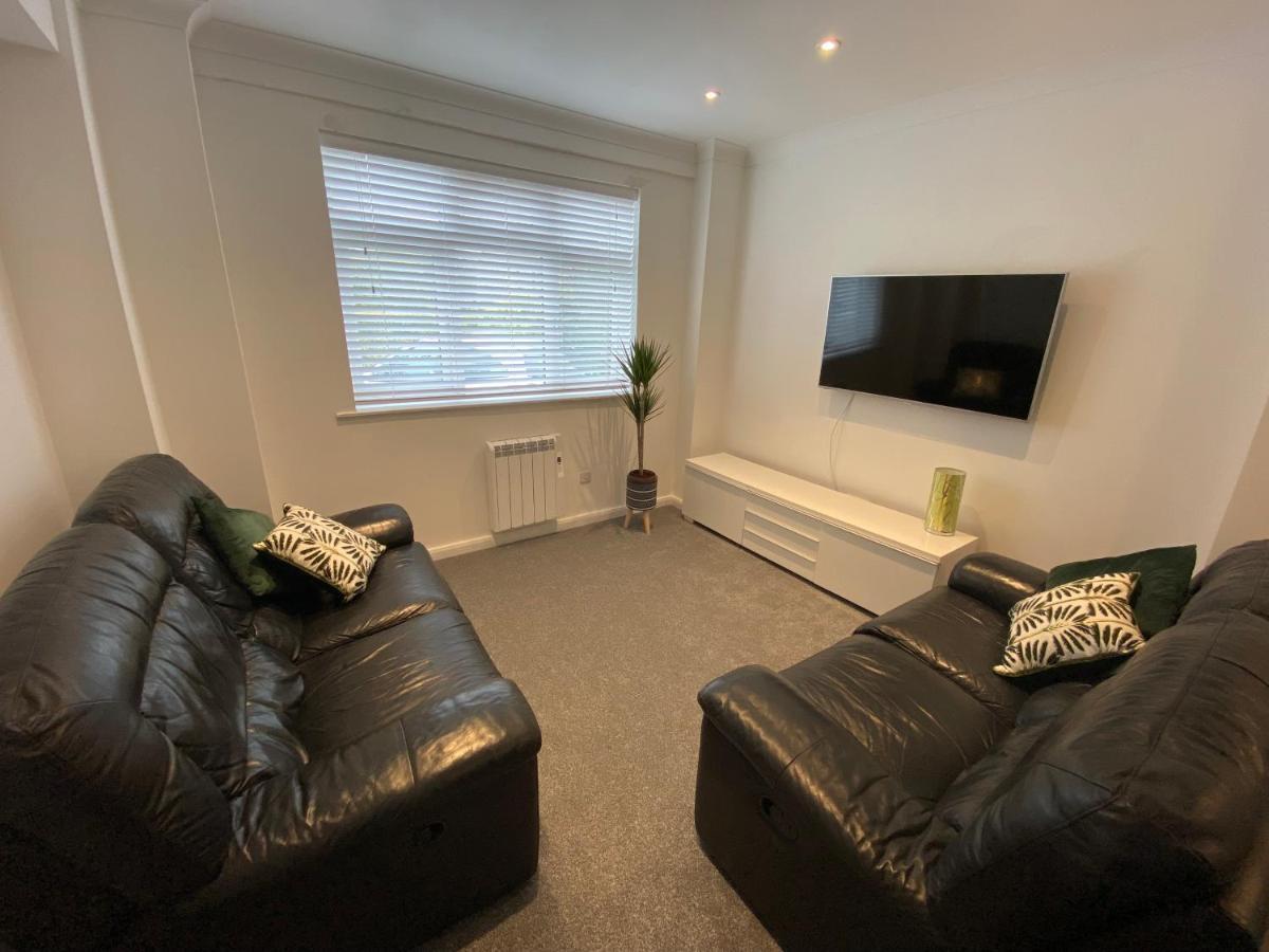 Modern 2 Bedroom Apartment, With Car Parking. Bitton Buitenkant foto